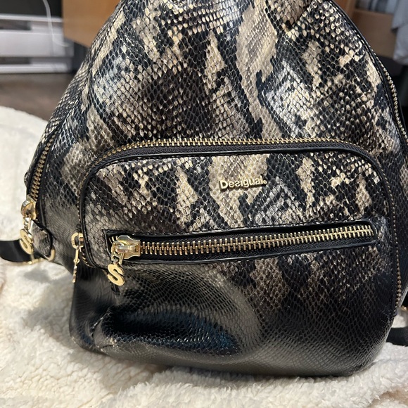 Desigual napsack also have matching wallet - Picture 1 of 4